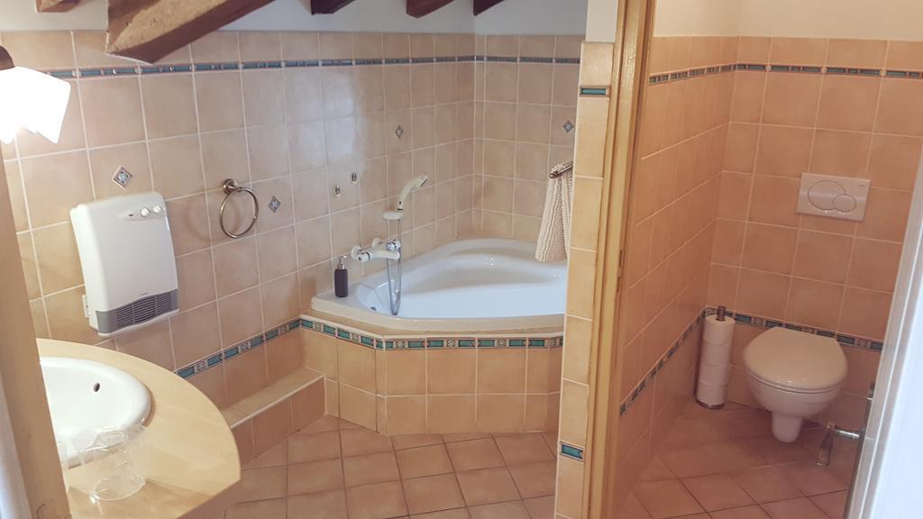 Chambre D'Hotes Moulin Urketa Ayherre Rum bild